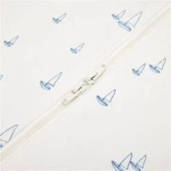 Ergobaby On The Move Schlummersack M 6-18 Sailboat Dreams Mittel TOG 1.0 7 Ergobaby On The Move Schlummersack M 6-18 Sailboat Dreams Mittel TOG 1.0 -Säuglingspflege on the move sleep bag sailboat dreams 03 2