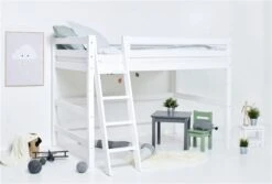 Hoppekids Mittelhohes Bett ECO Luxury 120x200 Cm Weiß Mit Schräger Leiter & Absturzsicherung -Säuglingspflege pre a7 12 milieu 2 scaled 1